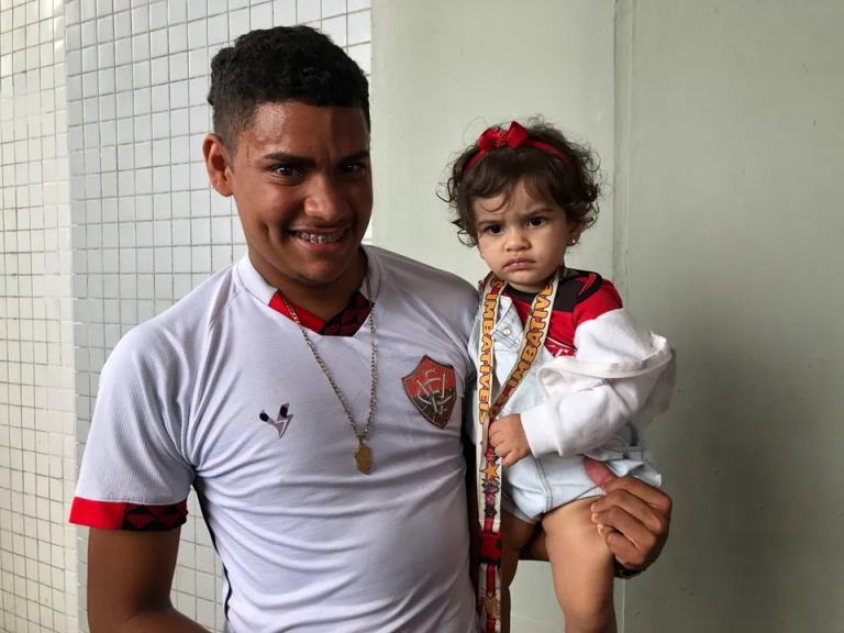 Pai e filha mostram paixão pelo Vitória em AeroNêgo antes de jogo decisivo contra o Atlético-GO