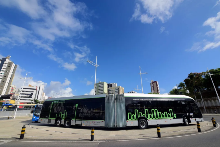 Salvador inicia testes com ônibus elétrico articulado de 150 passageiros na linha BRT