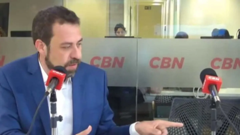 Boulos faz perguntas a cadeira vazia após ausência de Ricardo Nunes em debate