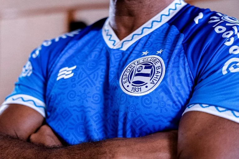 Bahia lança camisa Novembro Negro em homenagem a Carlinhos Brown com música e sorteio