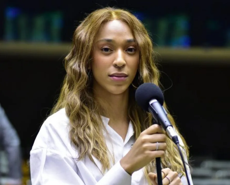 Erika Hilton celebra apoio para PEC que busca fim da jornada 6×1; proposta segue para votação