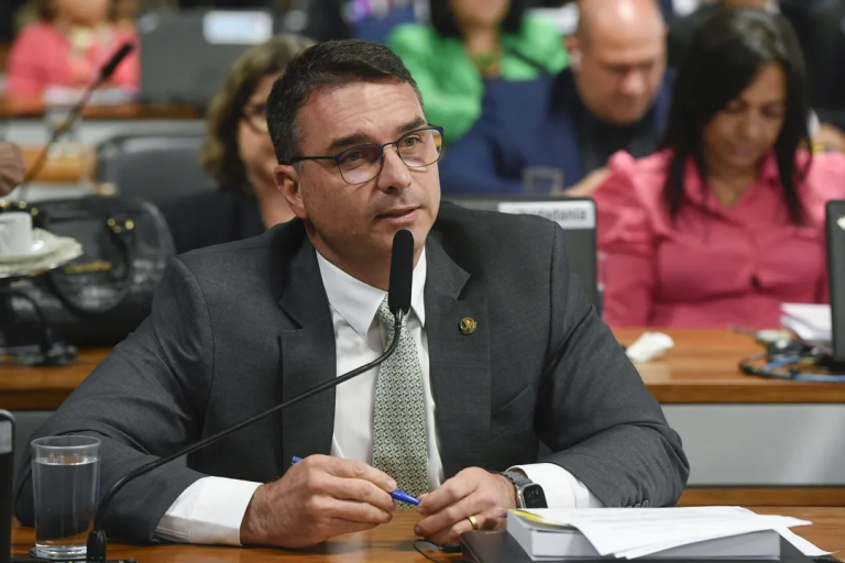 Flávio Bolsonaro comenta plano para executar Lula: “Pensar em matar não é crime”