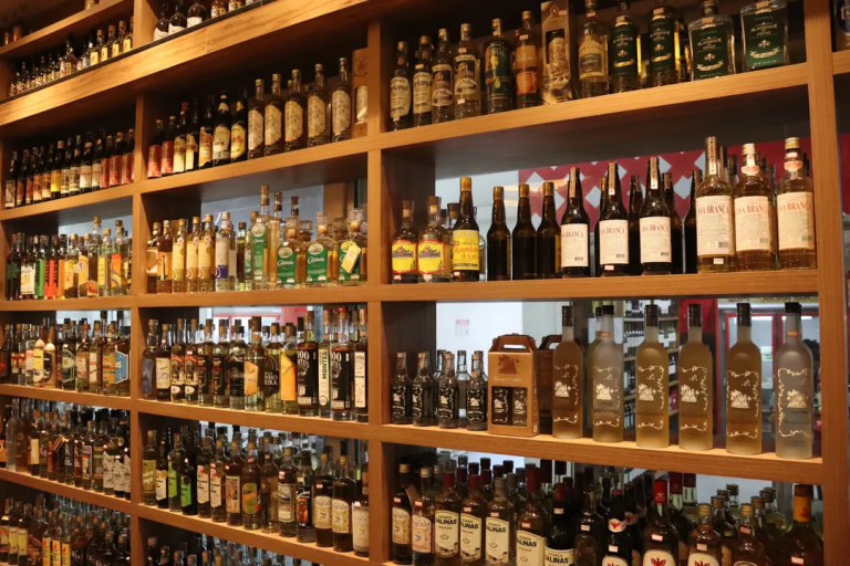 Vila da Cachaça eleva economia local na Fenagro com exposição de cachaças baianas