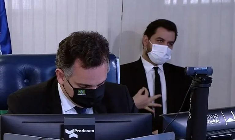 Ex-assessor Filipe Martins condenado por gesto racista no Senado