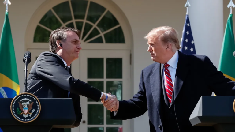 Trump convida Bolsonaro para posse nos EUA, mas ex-presidente está com passaporte retido