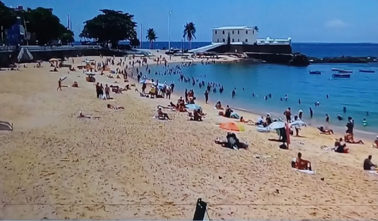 Protesto de ambulantes impacta serviços na praia do Porto da Barra