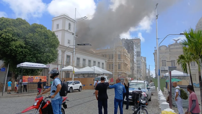 Incêndio na Câmara Municipal de Salvador é controlado por bombeiros