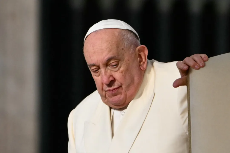 Papa Francisco tem agravamento repentino e é submetido à ventilação mecânica