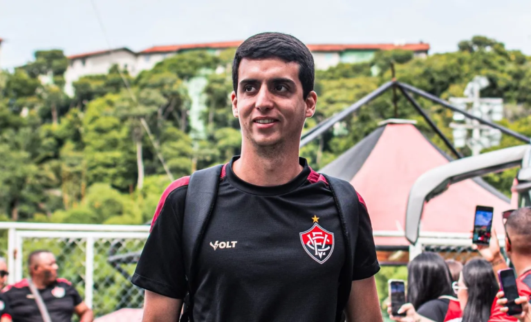 Vitória corre contra o tempo para contratar centroavante antes do fim da janela de transferências
