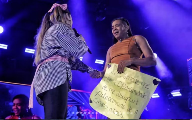 Após 8 anos, fã que derrubou Simaria pede perdão a Simone Mendes no palco do São João de Amargosa