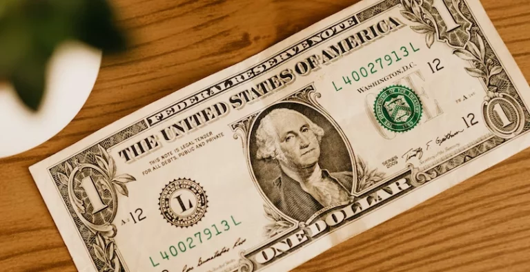 Dólar oscila com acordo EUA-China e incerteza sobre pacote fiscal de Lula