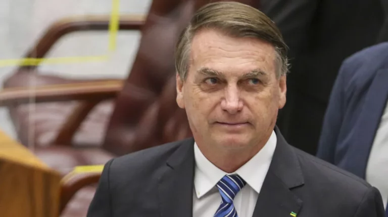 Bolsonaro depõe na PF sobre Eduardo e pode ser questionado sobre viagem de Zambelli