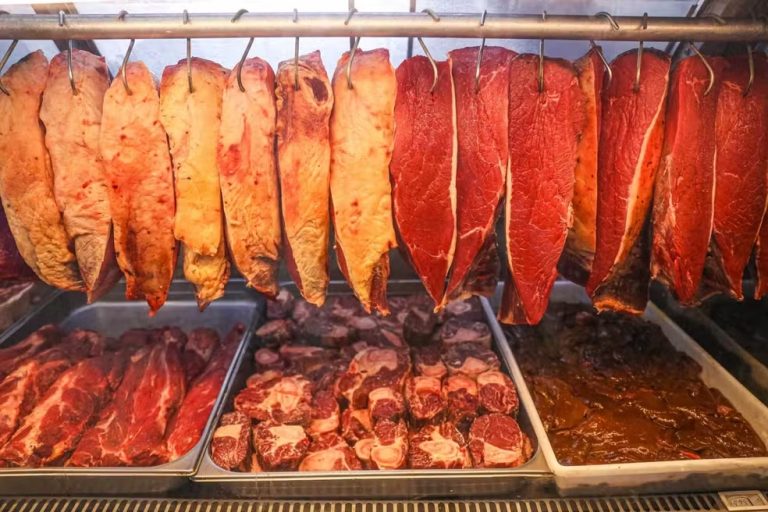 Suspensão de exportações aos EUA pode reduzir preço da carne bovina no Brasil, apontam especialistas