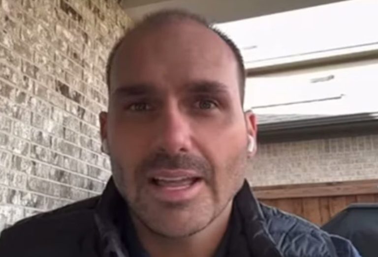 Eduardo Bolsonaro anuncia que abrirá mão do mandato e permanecerá nos EUA