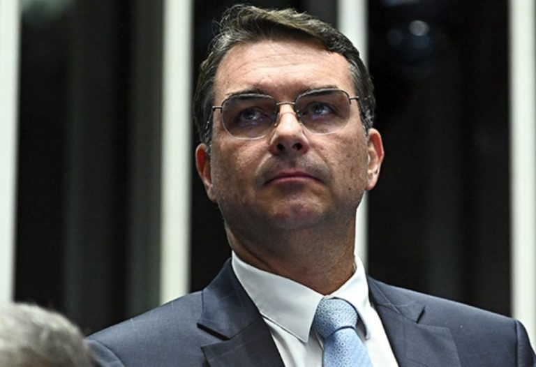 Flávio Bolsonaro protocola no Senado pedido de impeachment contra Alexandre de Moraes