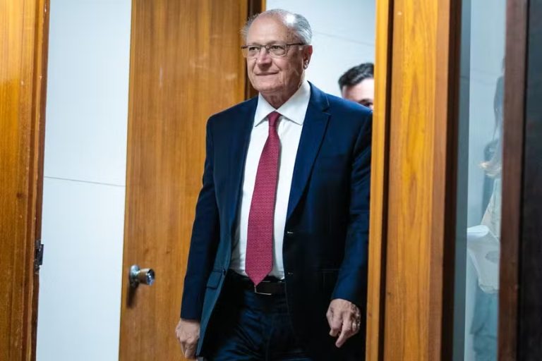 Geraldo Alckmin defende Brasil em conversa com secretário de Trump e critica tarifa de 50% sobre exportações