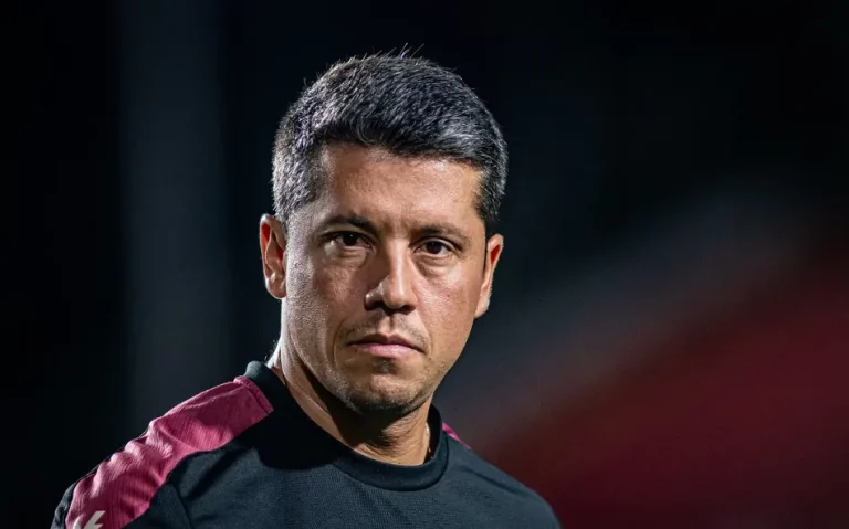 Thiago Carpini deixa comando do Vitória após eliminação na Copa do Nordeste