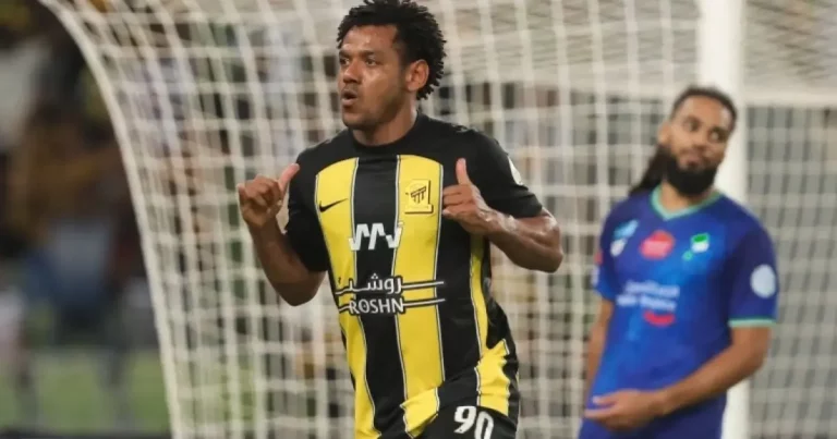 Vitória anuncia a contratação de Romarinho, destaque do Corinthians na Libertadores de 2012