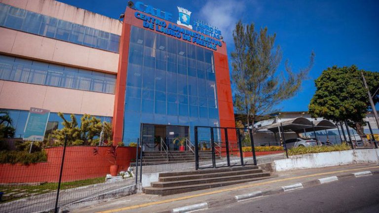 Professores de Lauro de Freitas entram em greve e acampam na prefeitura por reajuste salarial