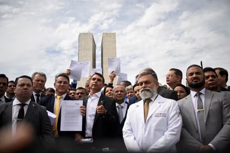 Oposição protesta contra prisão de Bolsonaro, anuncia obstrução no Congresso e defende anistia