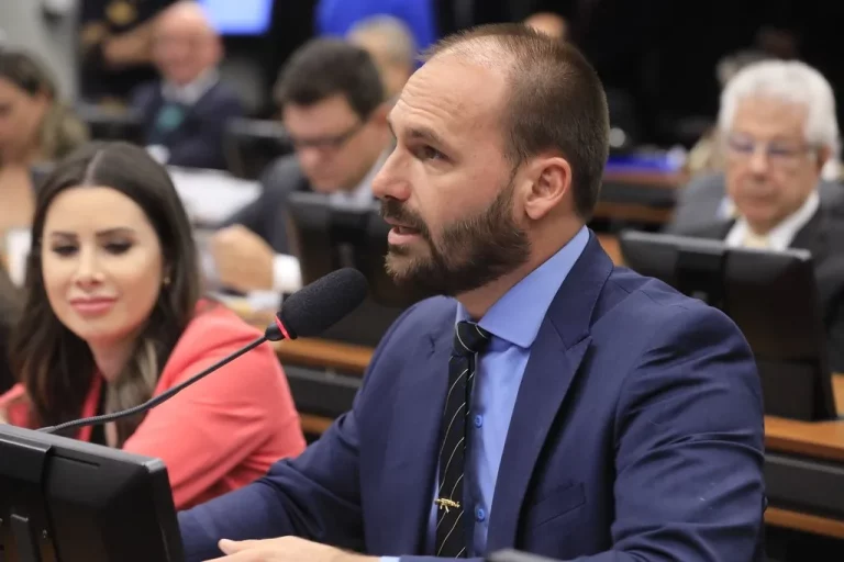 Eduardo Bolsonaro pede para exercer mandato nos EUA e cita “perseguição política”