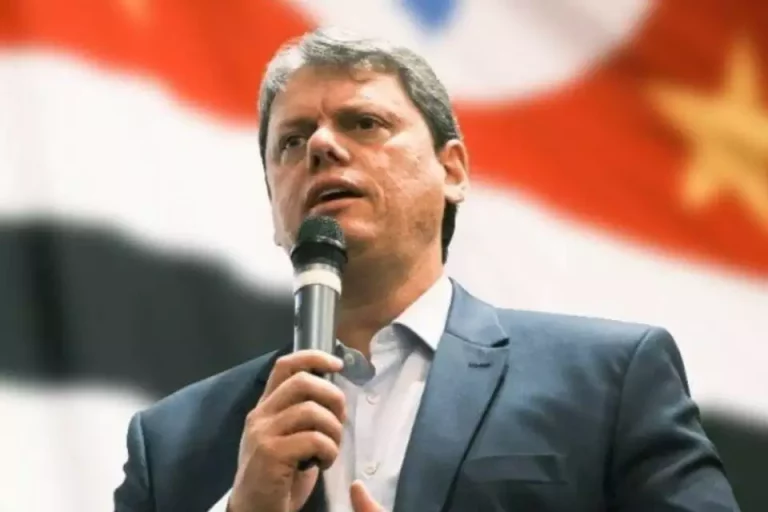 Tarcísio de Freitas descarta candidatura à presidência em 2026 e foca em reeleição em São Paulo