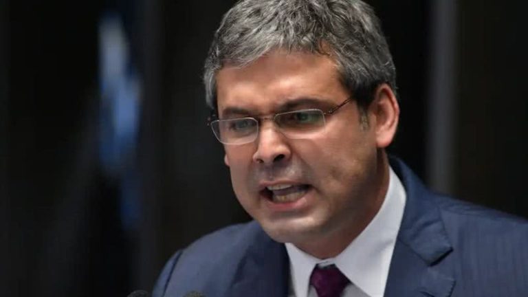 Líder do PT comemora prisão domiciliar de Bolsonaro e diz que ele “provocava o tempo inteiro”