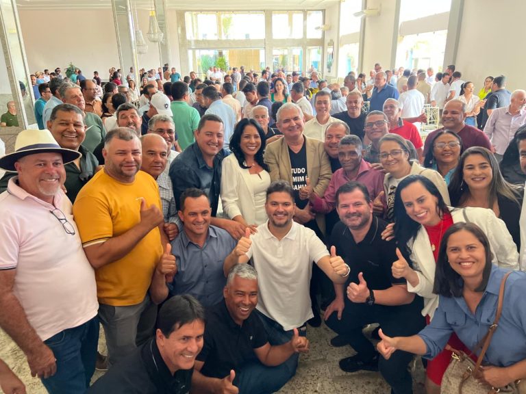 Visita de Angelo Coronel a Irecê reúne 19 prefeitos e se transforma em ato político