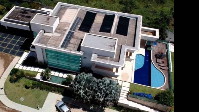 Vizinhos querem expulsar Bolsonaro de condomínio de luxo em Brasília após prisão domiciliar