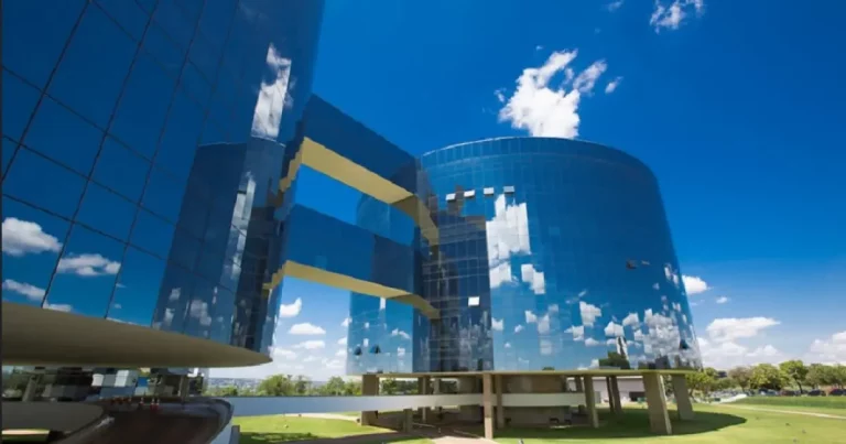 PGR avaliará denúncia contra Jair e Eduardo Bolsonaro por coação e obstrução de Justiça