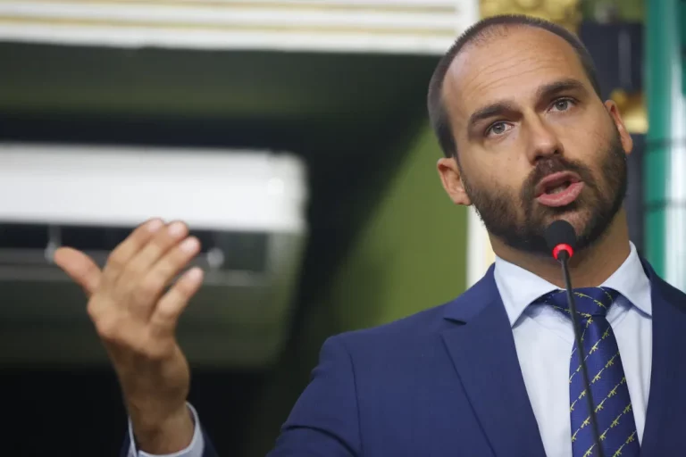 PL faz manobra e indica Eduardo Bolsonaro para liderança da minoria na Câmara