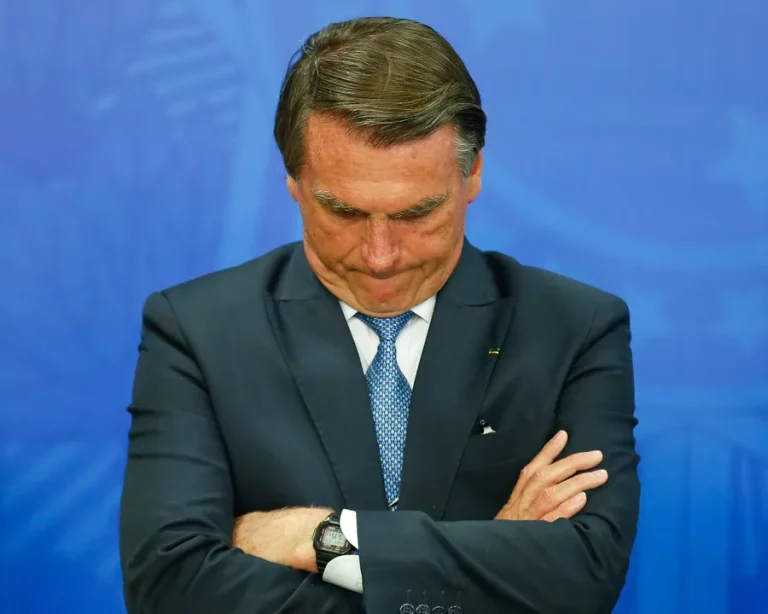 Bolsonaro pode cumprir pena em regime fechado mesmo com câncer? Entenda o que diz a lei