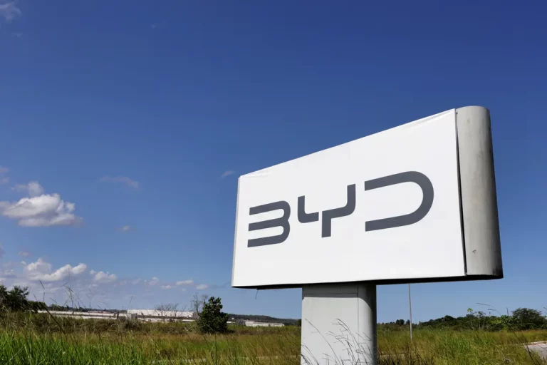 BYD aumenta salários em até 30% para operários da fábrica na Bahia