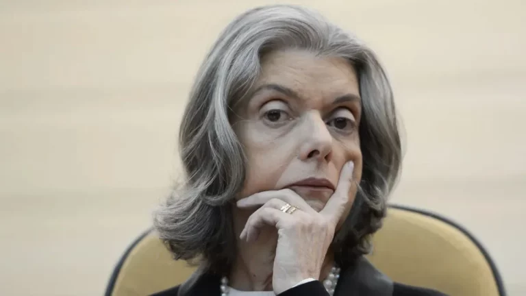 Voto de Cármen Lúcia pode definir condenação de Bolsonaro por golpe de Estado