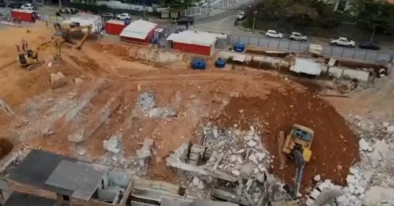 Parte de imóvel desaba em obra no Rio Vermelho e retroescavadeira atinge casas