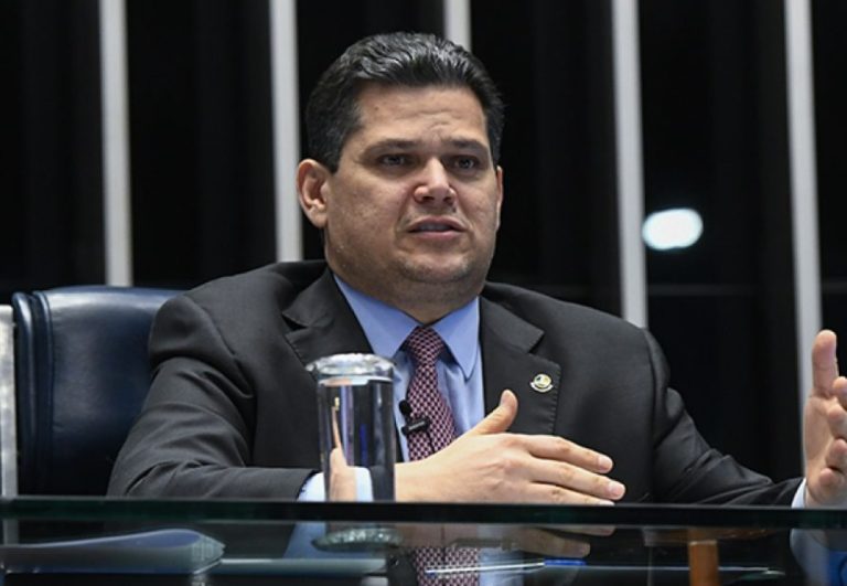 Alcolumbre rejeita anistia para Bolsonaro e articula projeto com penas mais brandas