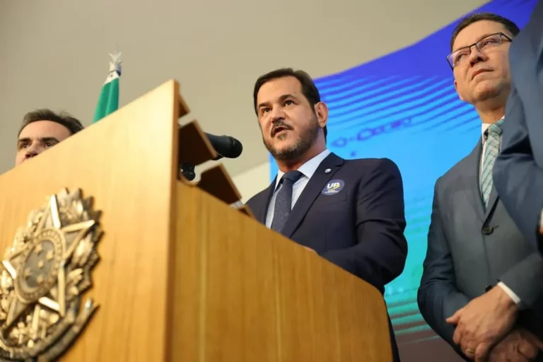 União Brasil dá 24h para filiados deixarem cargos no governo Lula