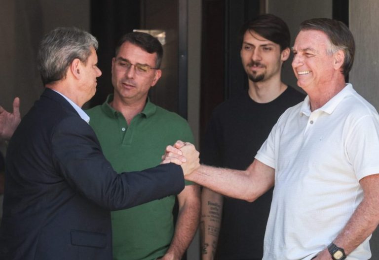 Tarcísio visita Bolsonaro em prisão domiciliar ao lado de Flávio e Jair Renan