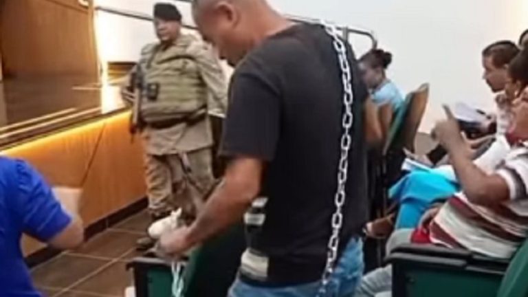Homem tenta se acorrentar para impedir votação de projeto polêmico em São Francisco do Conde