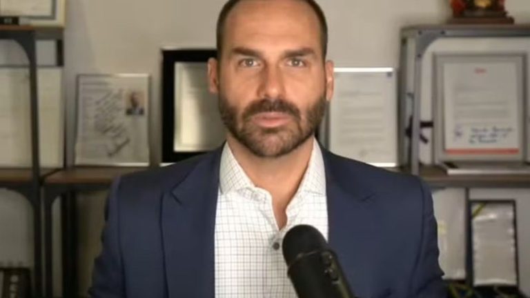 Eduardo Bolsonaro já faltou mais de 70% das sessões na Câmara e pode perder o mandato