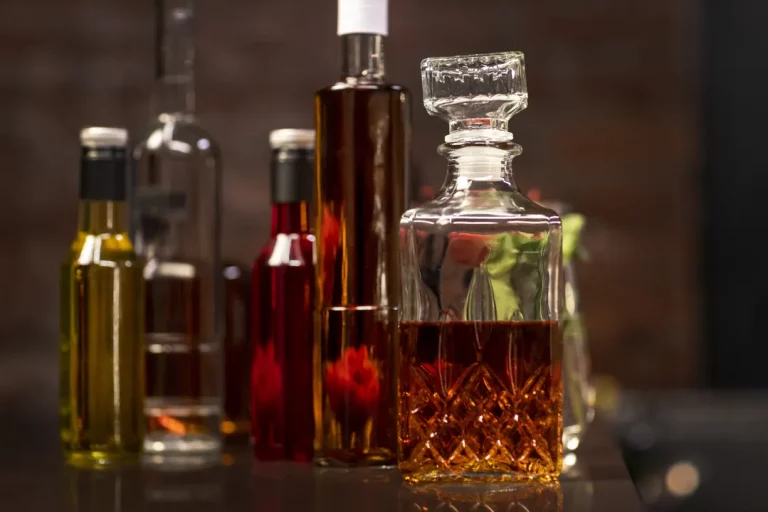 Casos de intoxicação por bebidas com metanol devem aumentar, alerta ministro da Saúde