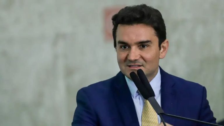 União Brasil suspende ministro do Turismo por desobedecer ordem de deixar governo Lula