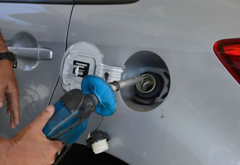 Petrobras reduz em 4,9% o preço da gasolina nas refinarias a partir desta terça-feira