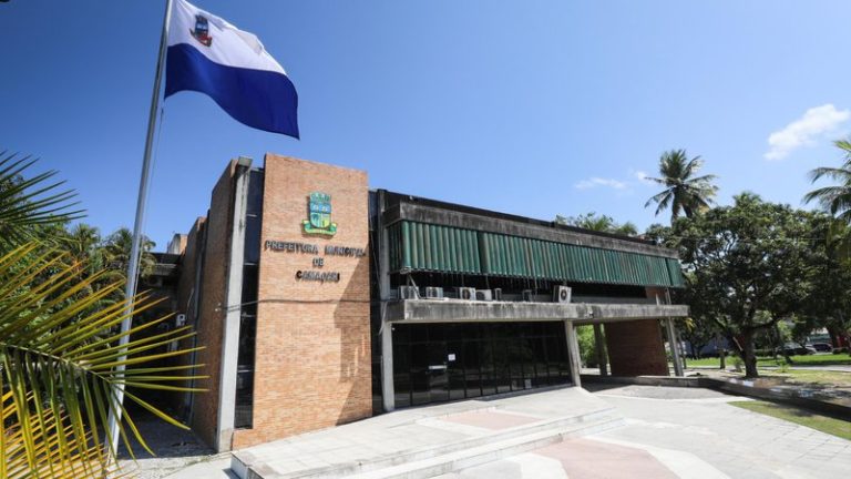 Prefeitura de Camaçari gasta quase R$ 11 milhões na compra de tênis escolares para rede municipal