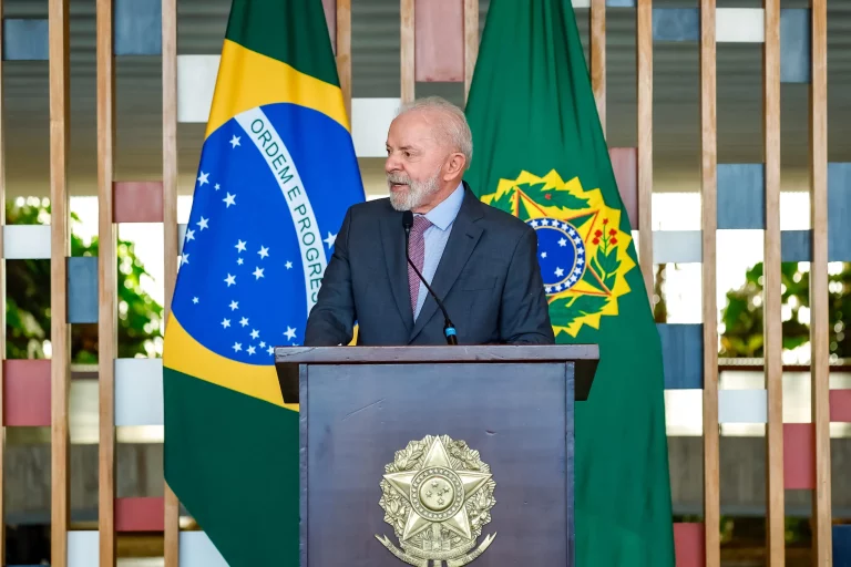 Lula anuncia que vai disputar quarto mandato em 2026