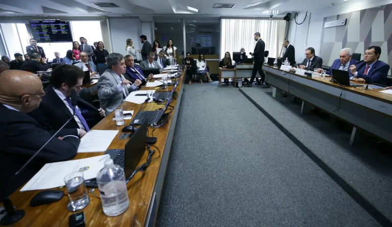 Senado discute fim da escala 6×1 e redução da jornada de trabalho; projeto é analisado na CCJ