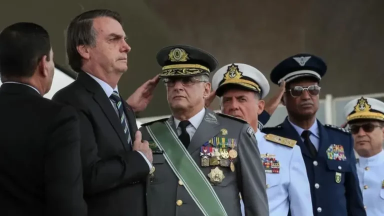 Preso, Bolsonaro pode perder posto de Capitão do Exército