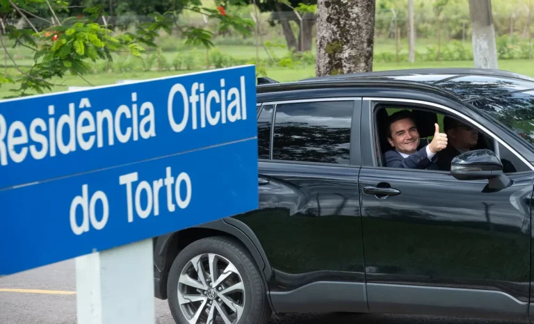 Lula anuncia saída de Celso Sabino do Ministério do Turismo