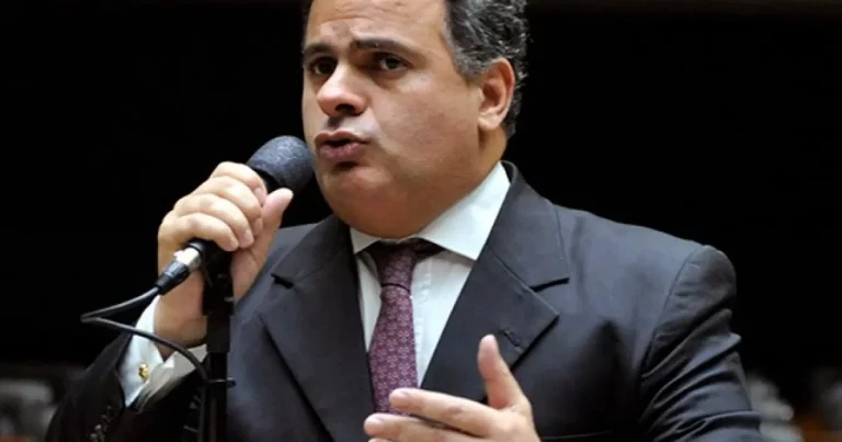 PF encontra documentos de negócio imobiliário entre Daniel Vorcaro e deputado Jonga Bacelar durante investigação do Banco Master