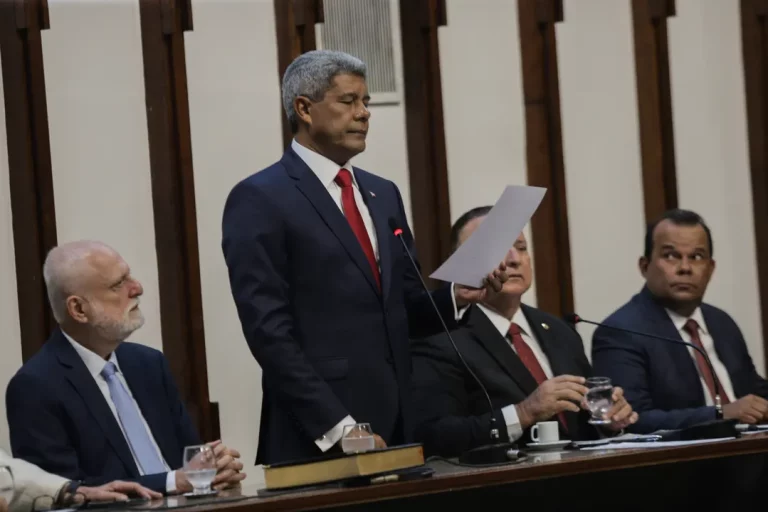 Jerônimo pede empréstimo de R$ 720 milhões ao BNDES para obras em saúde e educação